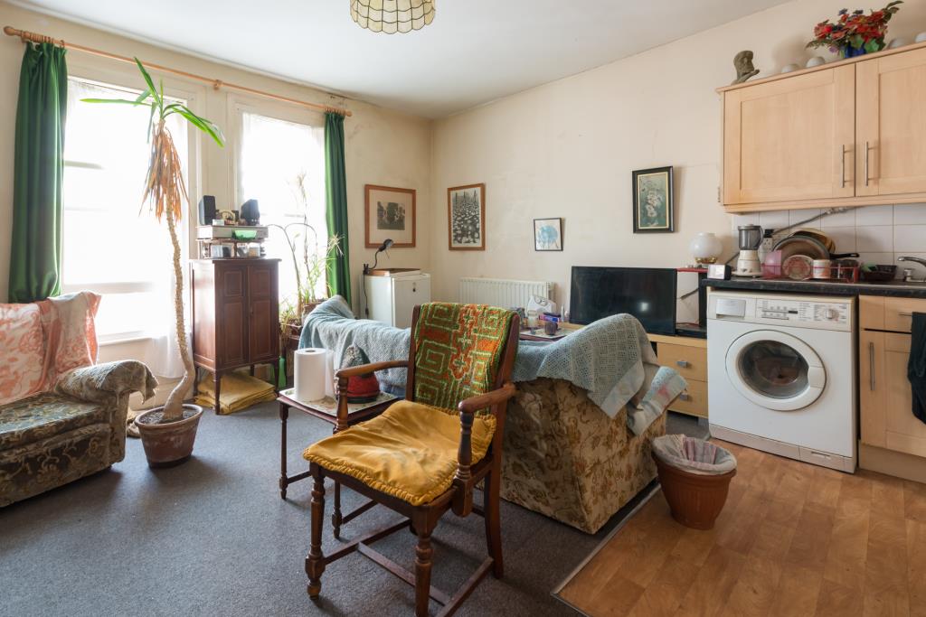 Lot: 132 - MIXED USE INVESTMENT TWO SHOPS AND FOUR FLATS - Flat four living room and kitchen